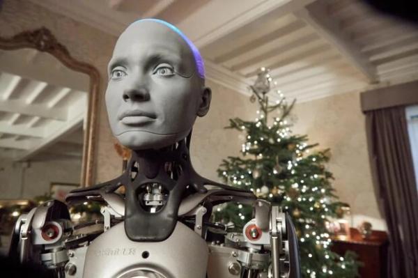 پیغام تبریک کریسمس یک ربات در تلویزیون انگلیس